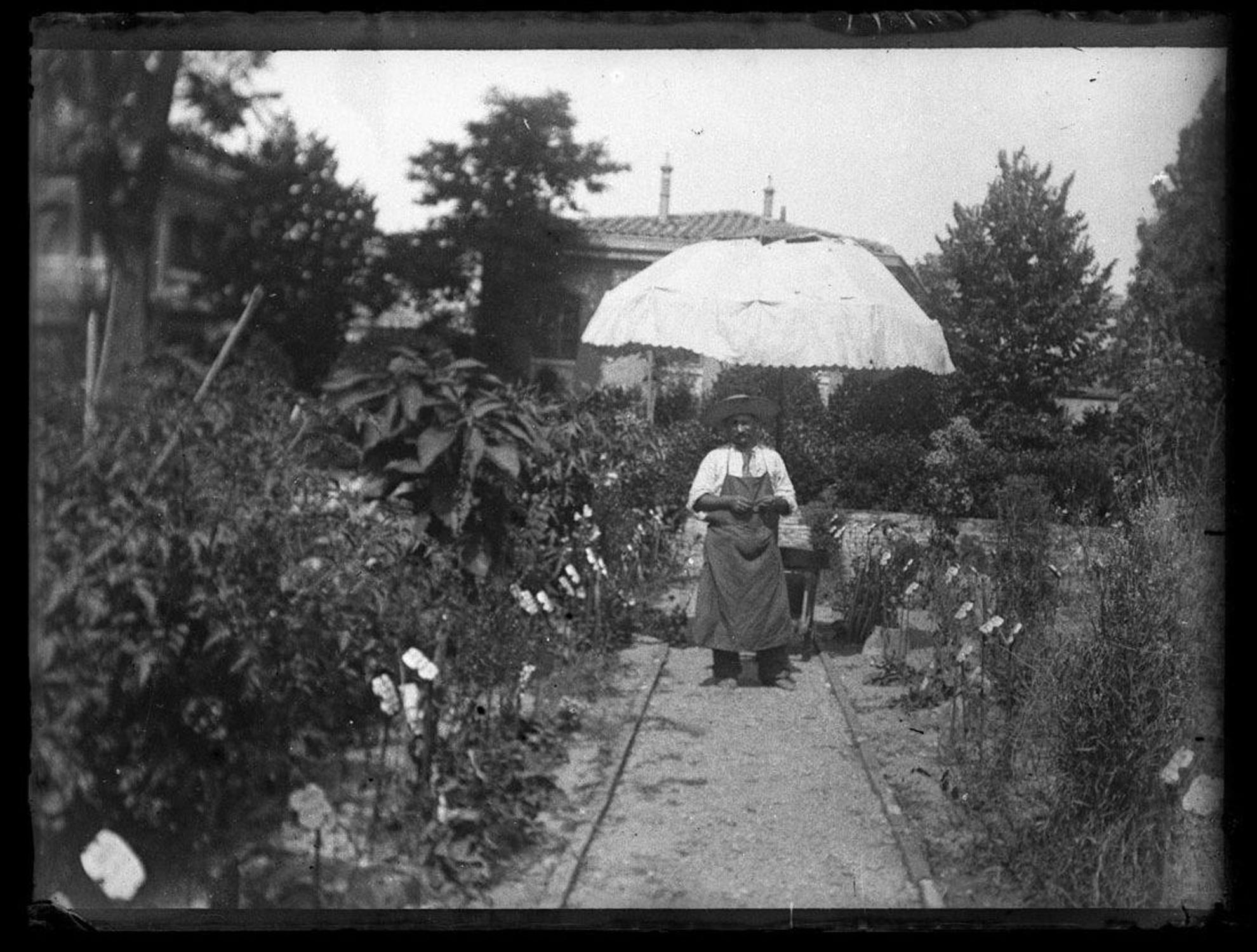 Albert et son parasol, juin 1896, photo. E. Trutat – Archives Municipales de Toulouse – 51Fi28
