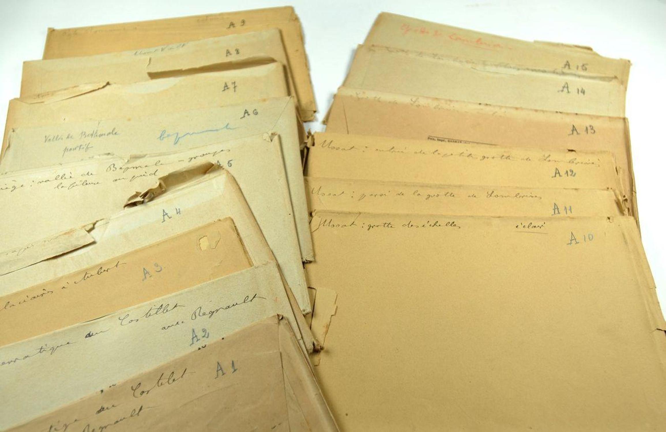 Enveloppes des plaques de verre du fonds Trutat, coll. muséum