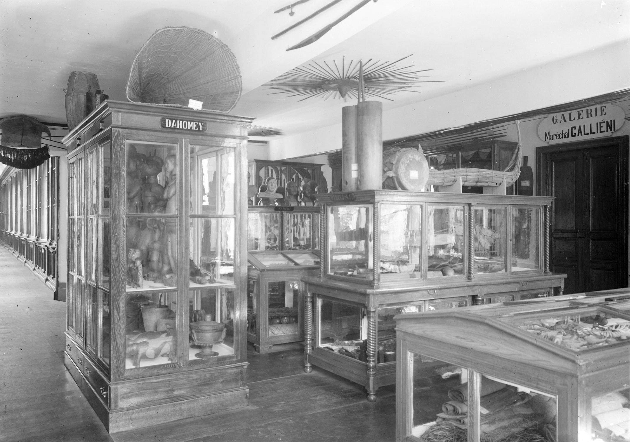 Salle d'ethnographie Gallieni, photo. : attribuée à Augustin Pujol - coll. muséum, MHNT.PHa.138.B05.02