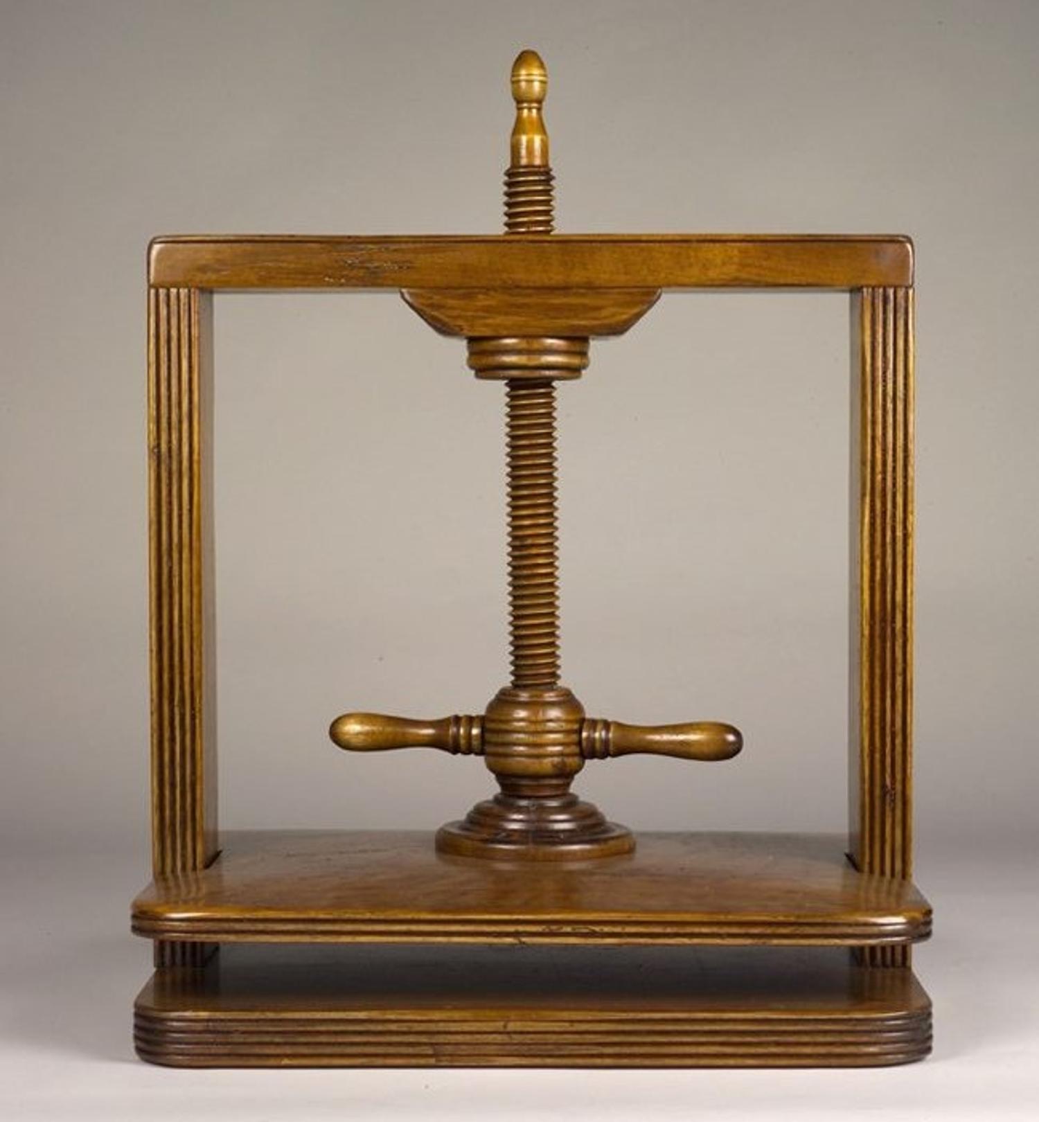 Reproduction actuelle de presse à herbier, corps en noyer et vis en buis, 50x 35x 56cm – coll. muséum