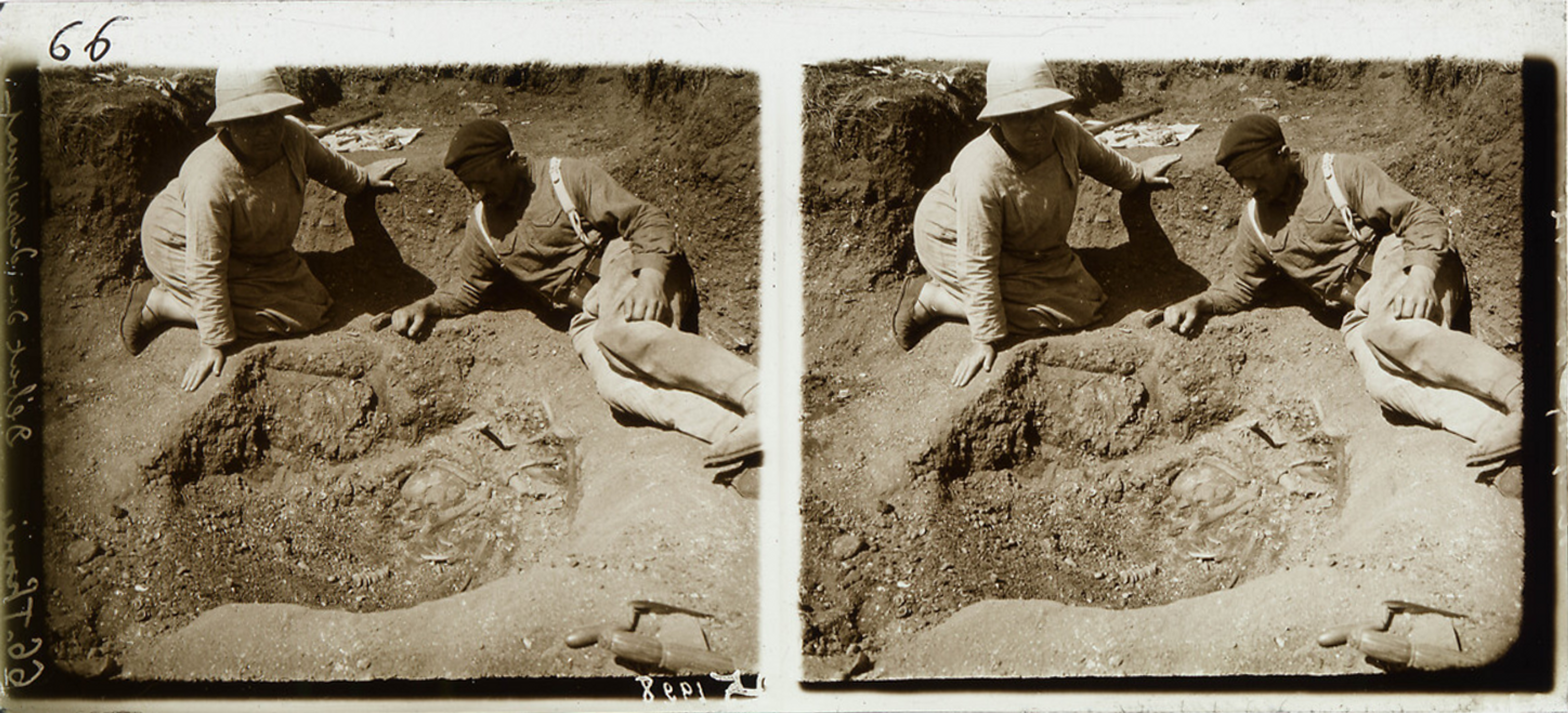 Fouilles de Marthe et Saint-Just Péquart, découverte de la sépulture de Téviec, photo. : auteur inconnu - coll. muséum : MHNT.PHa.613.02.66
